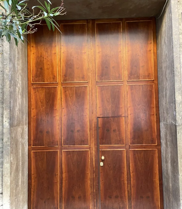 Dalla nascita dei legni per creare materiali di pregio fino alla *conservazione della patina*
