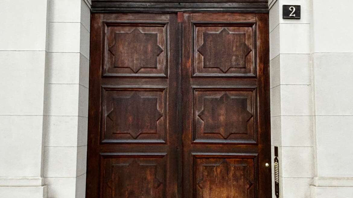 Restauro portoni in legno: ville e palazzi storici